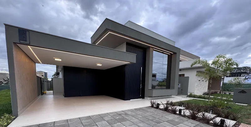Casa moderna com fachada escura e garagem coberta