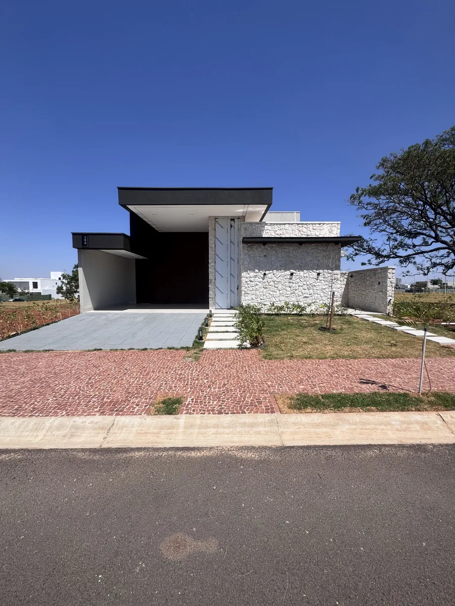 Casa moderna com revestimento em pedra branca