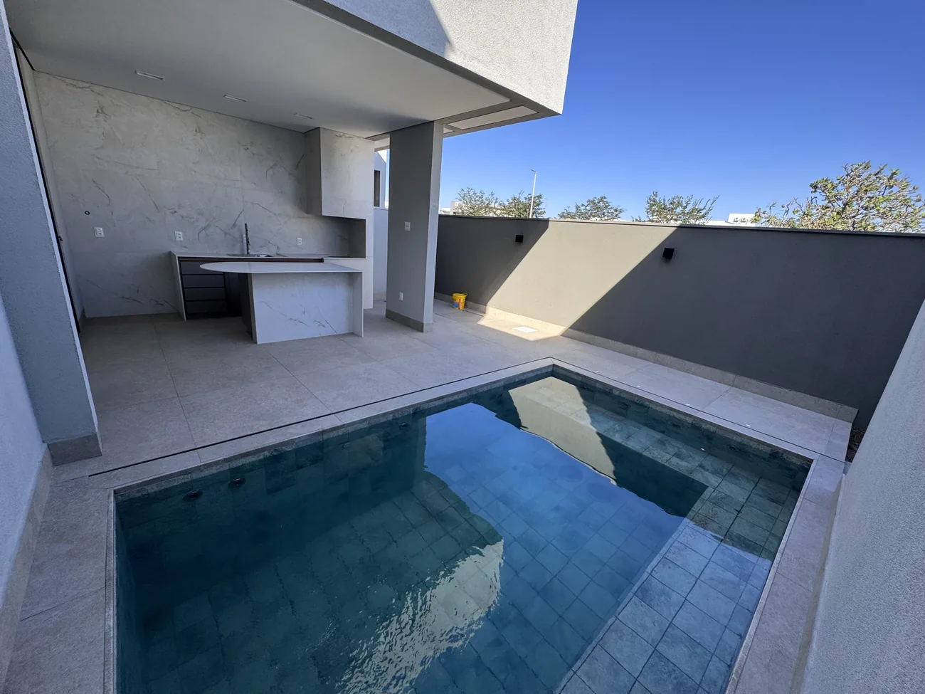 Área de lazer com piscina e espaço gourmet