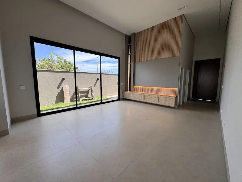 Sala com pé-direito alto e portas de vidro